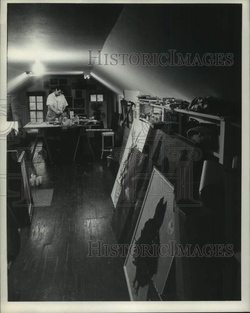 1970 Press Photo Artist Lamar Briggs works in studio - hca72219