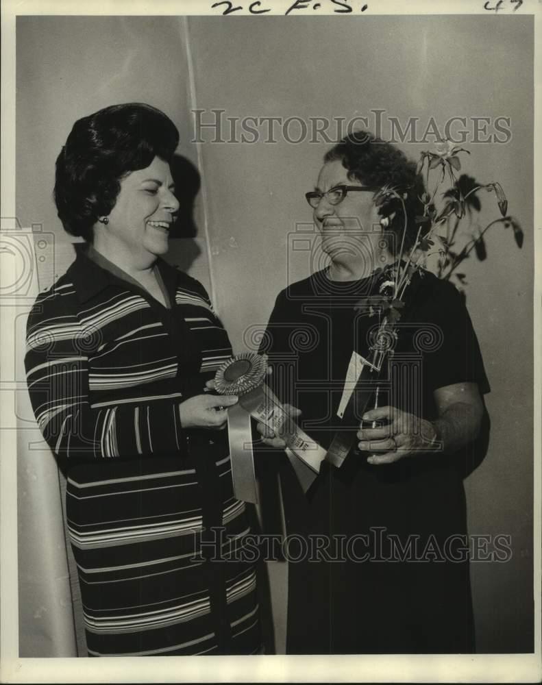 1972 Press Photo Mrs. Lawrence Martin presents award of merit to Mrs. M.S. Lynch