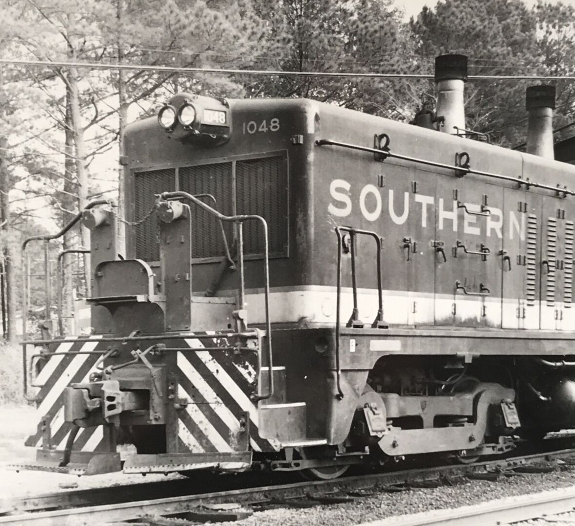 Southern Railway Railroad SOU #1048w NW2 Electromotive Train Photo Havelock NC