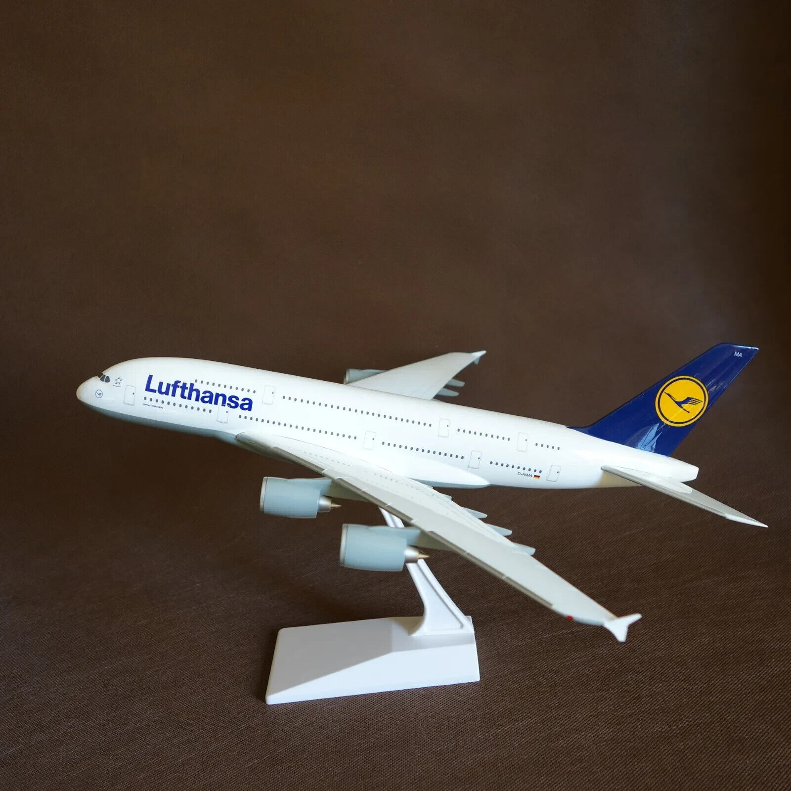 1/200 Lufthansa Airbus A380 airplane model with landing gears