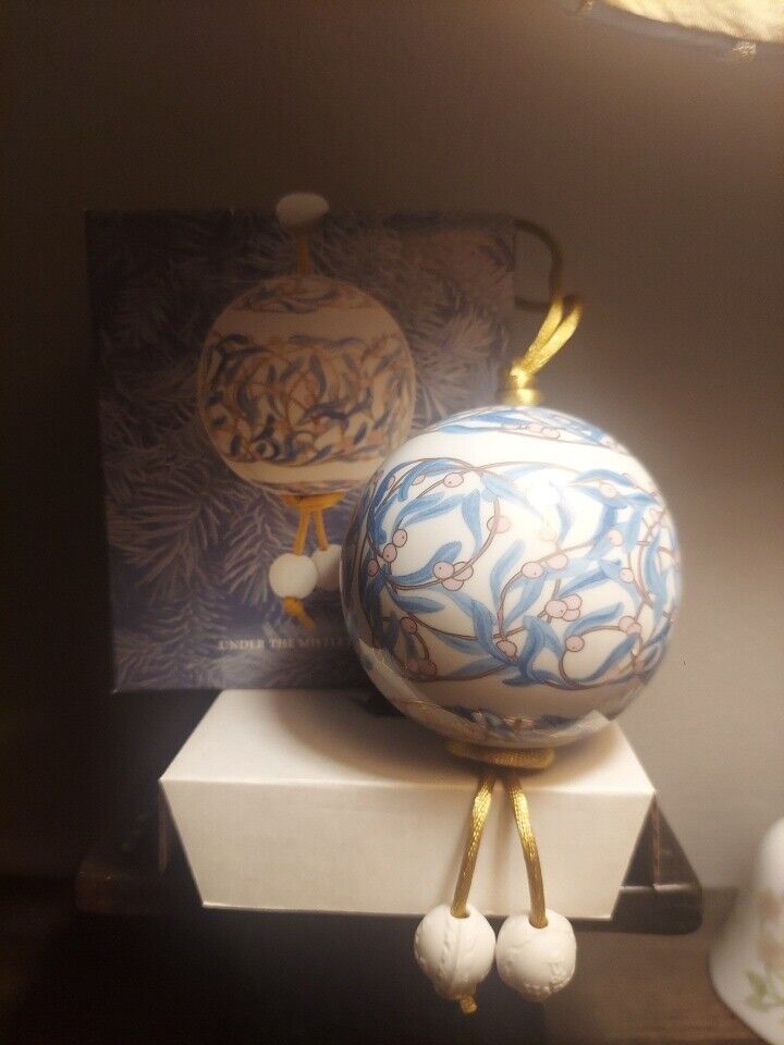 2003 Lladro Under the Mistletoe Ball Lladró Porcelain Ornament w/ Gold Cord