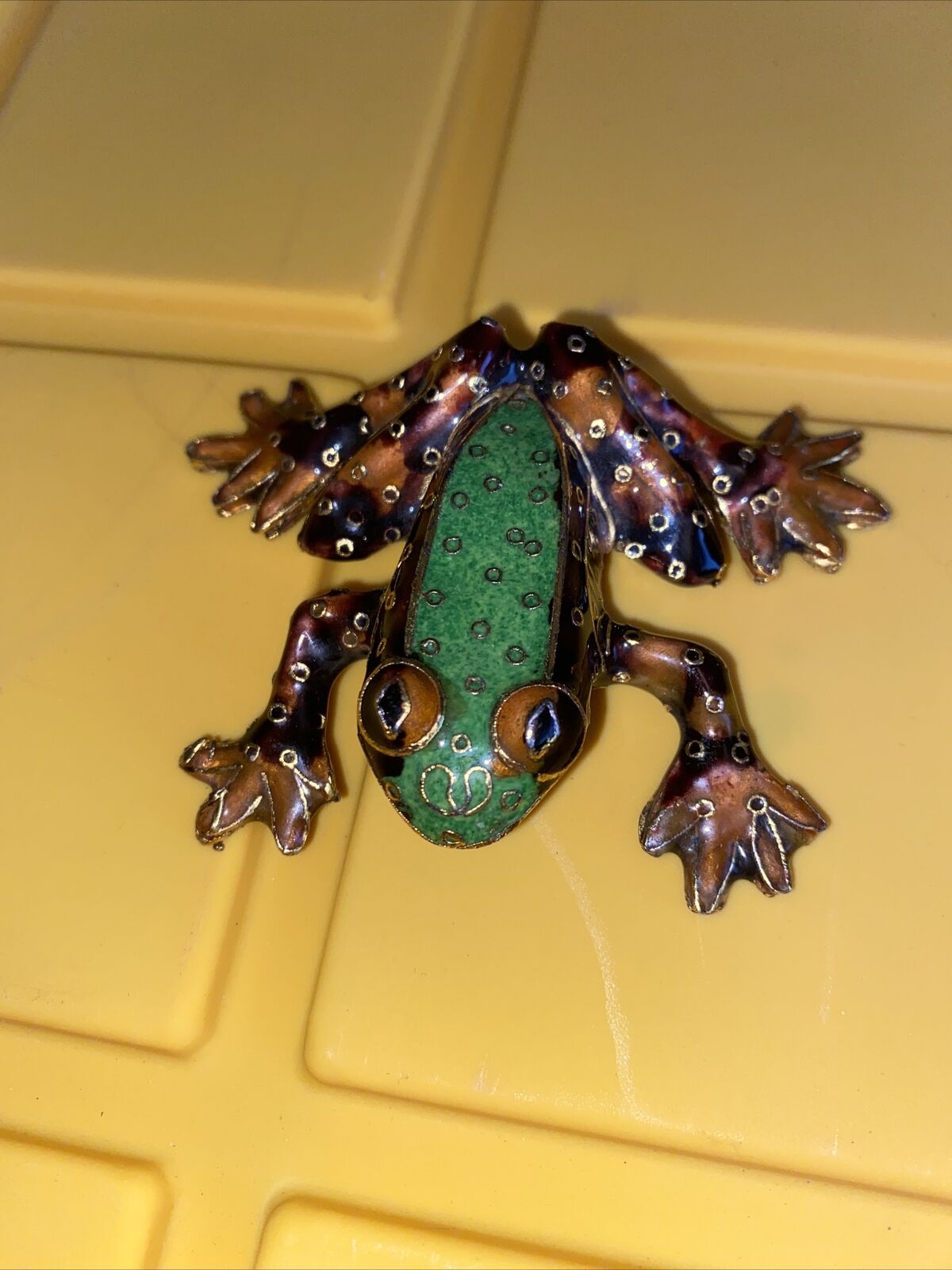 Fanciful Frogs Figurine 1040s V026