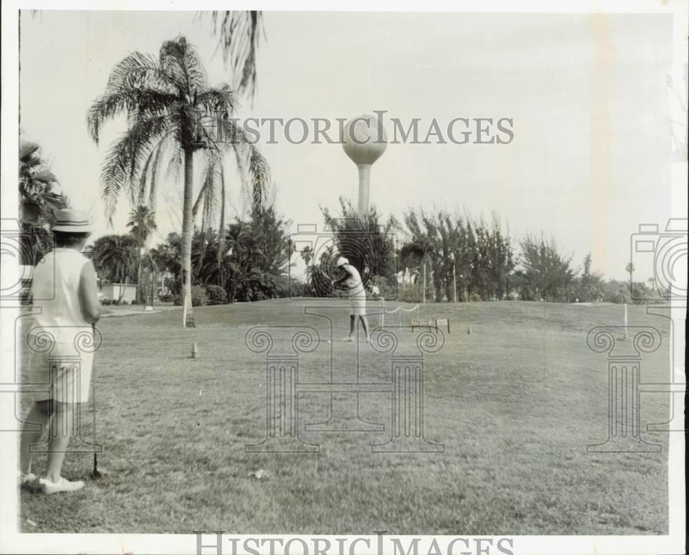 1965 Press Photo Mrs. E.A. Butcher tees off at Fort Myers Golf Course