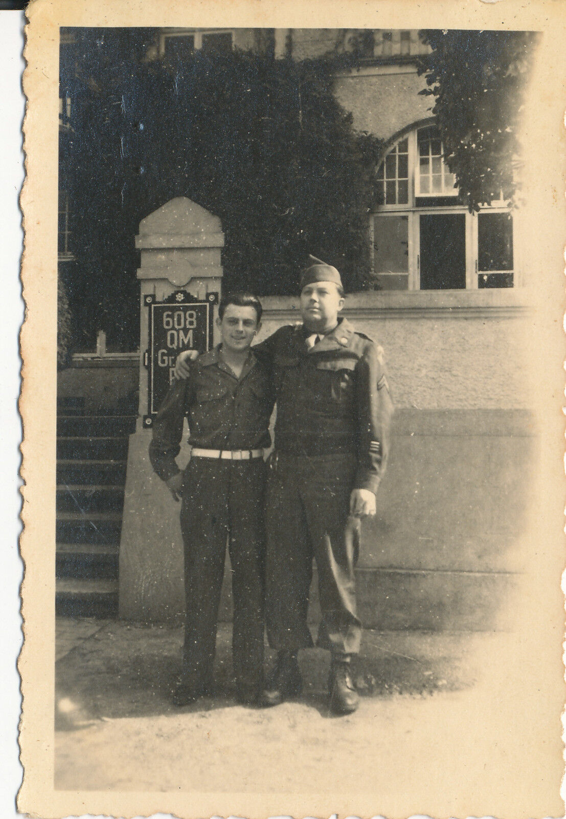  1946 US Army 608th QM HQ sign GI\'s Bienenbuttel Germany Photo 2 buddies