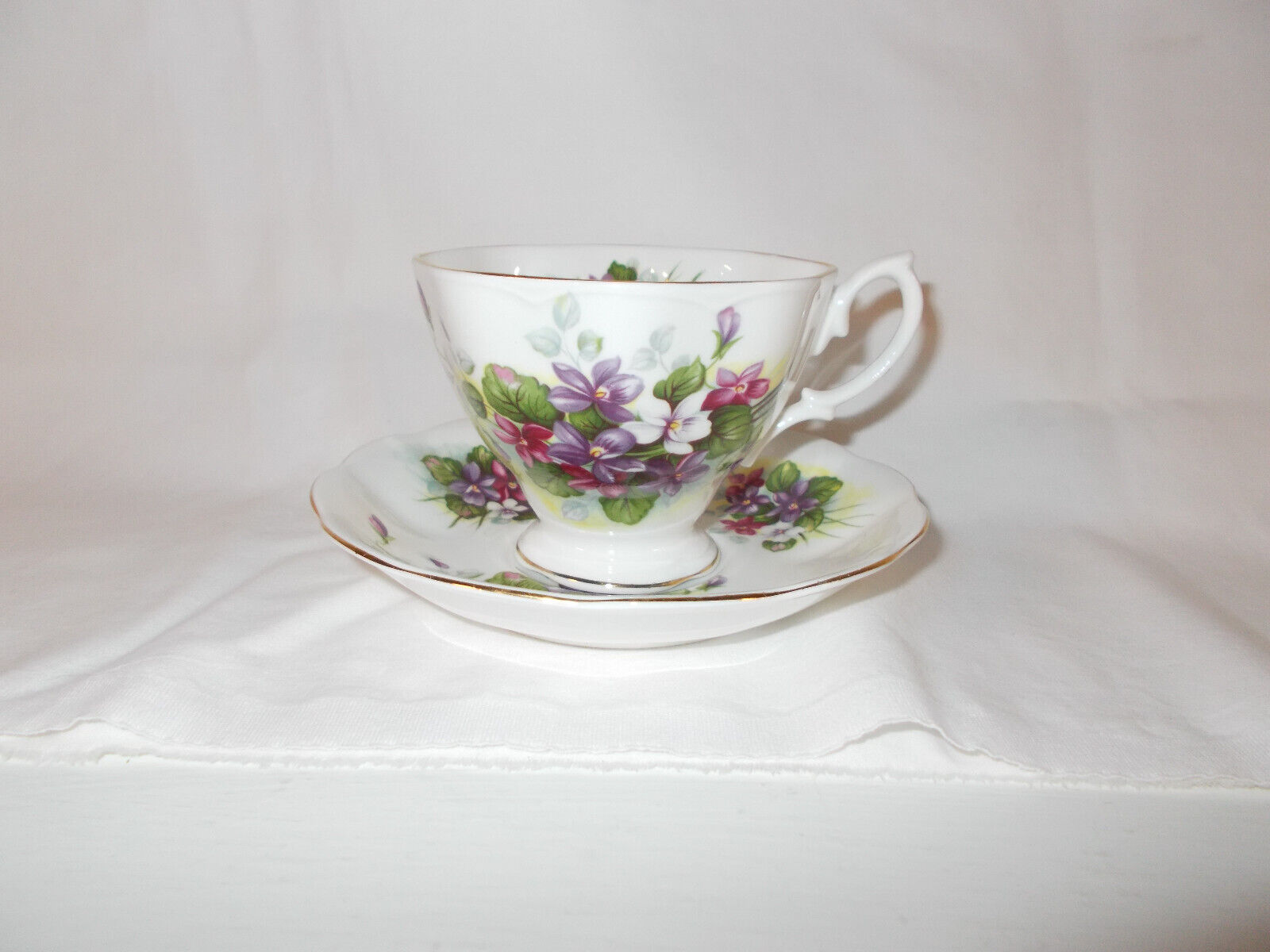  VTG Royal Albert bone china teacup & saucer w/violets gold color trim ruffled