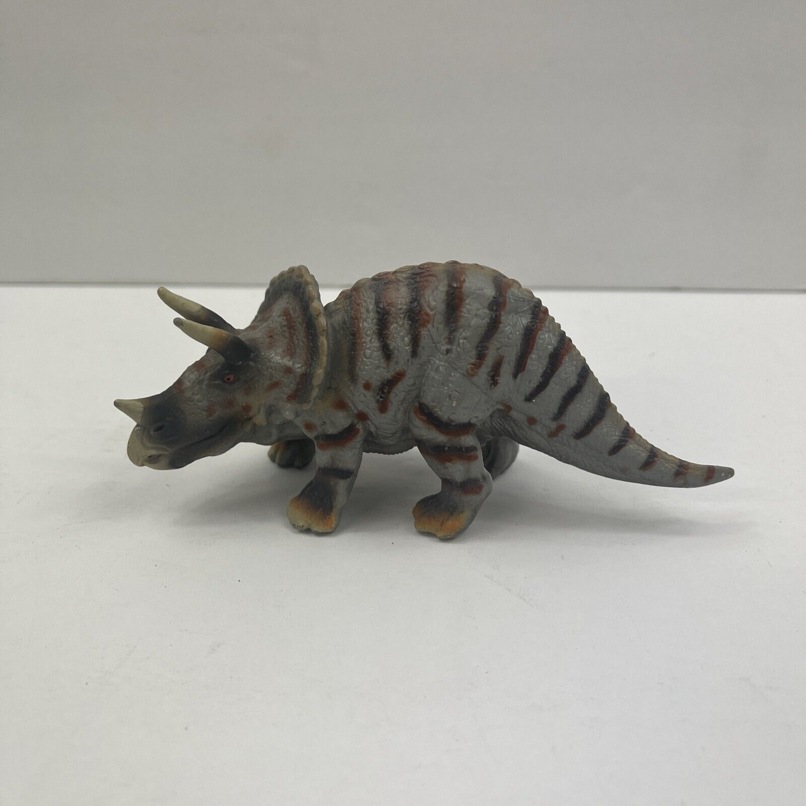 Schleich Triceratops Prehistoric Dinosaur Figure 14504 Retired 2003-2015