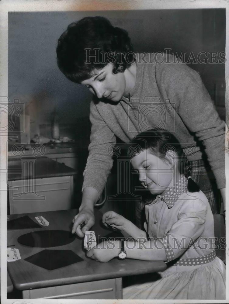1962 Press Photo Diane Hughes & Teacher Sue Grissom - nea33220