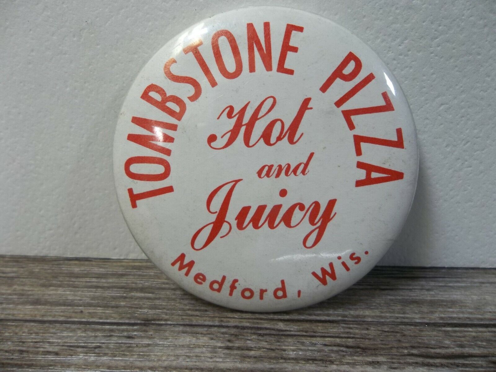 Tombstone Pizza Medford Wis. advertising pinback button hot and juicy       D6