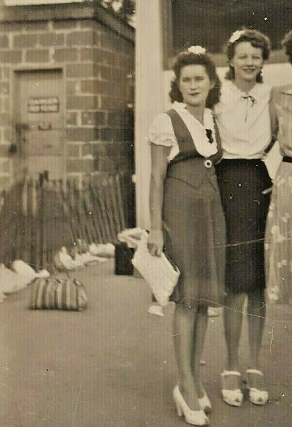 Vintage Photo Women Outdoors Dresses & Skirt Philadelphia Women\'s Interest 1940s