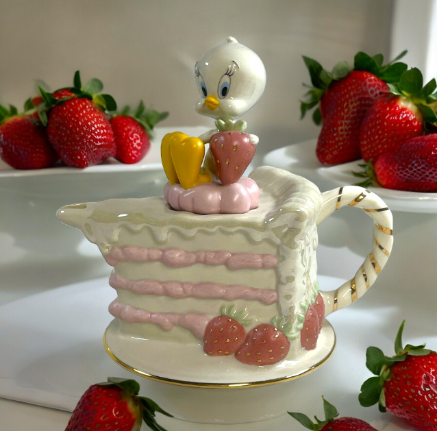 2005 Lenox Tweety Bird Teapot 7” Cake Strawberry Looney Tunes Collection New Box