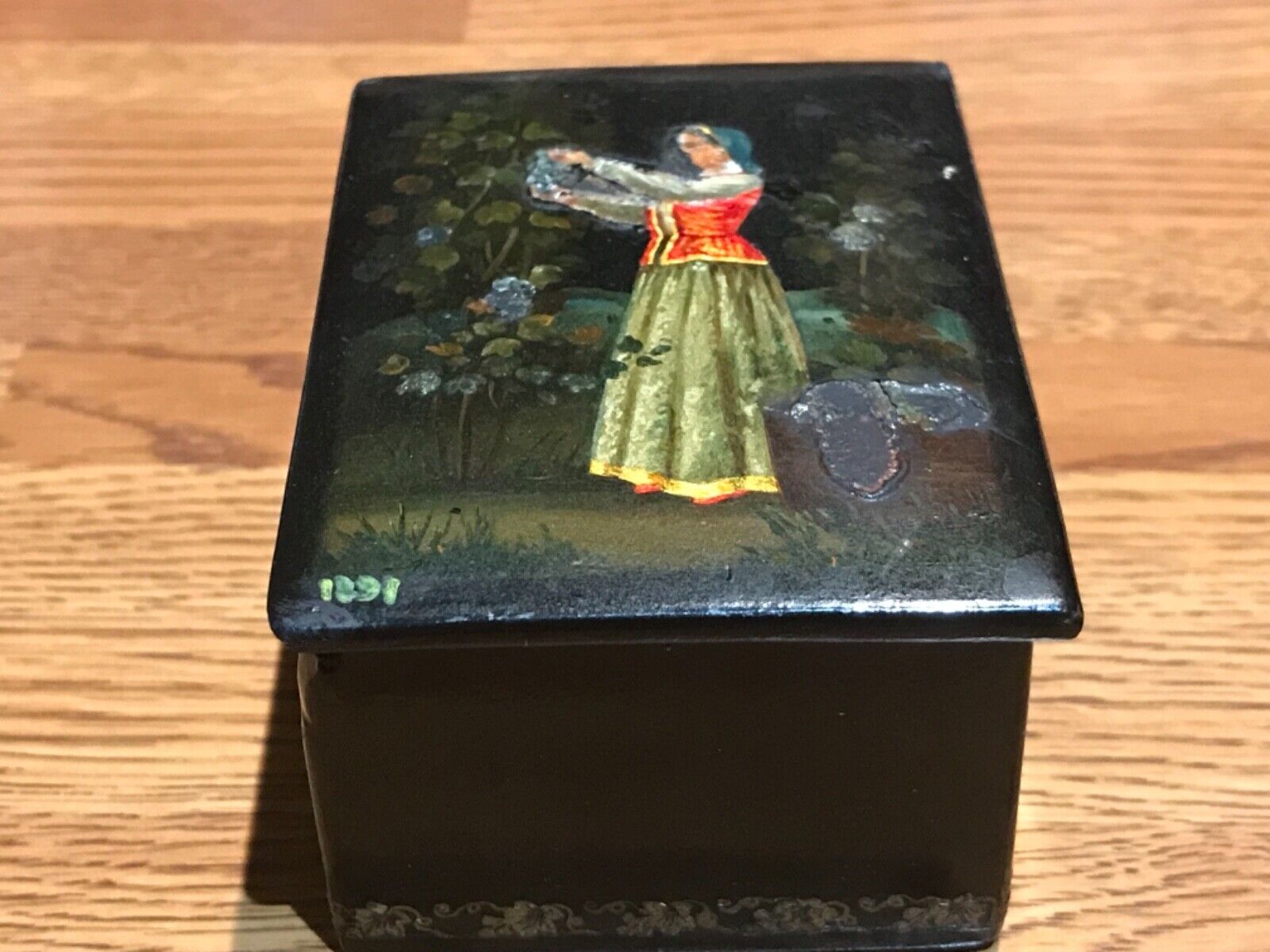 💥1891 EARLY IMPERIAL RUSSIA PAINTED PAPIER-MÂCHÉ LACQUER BOX GIRL GOLD GILDING