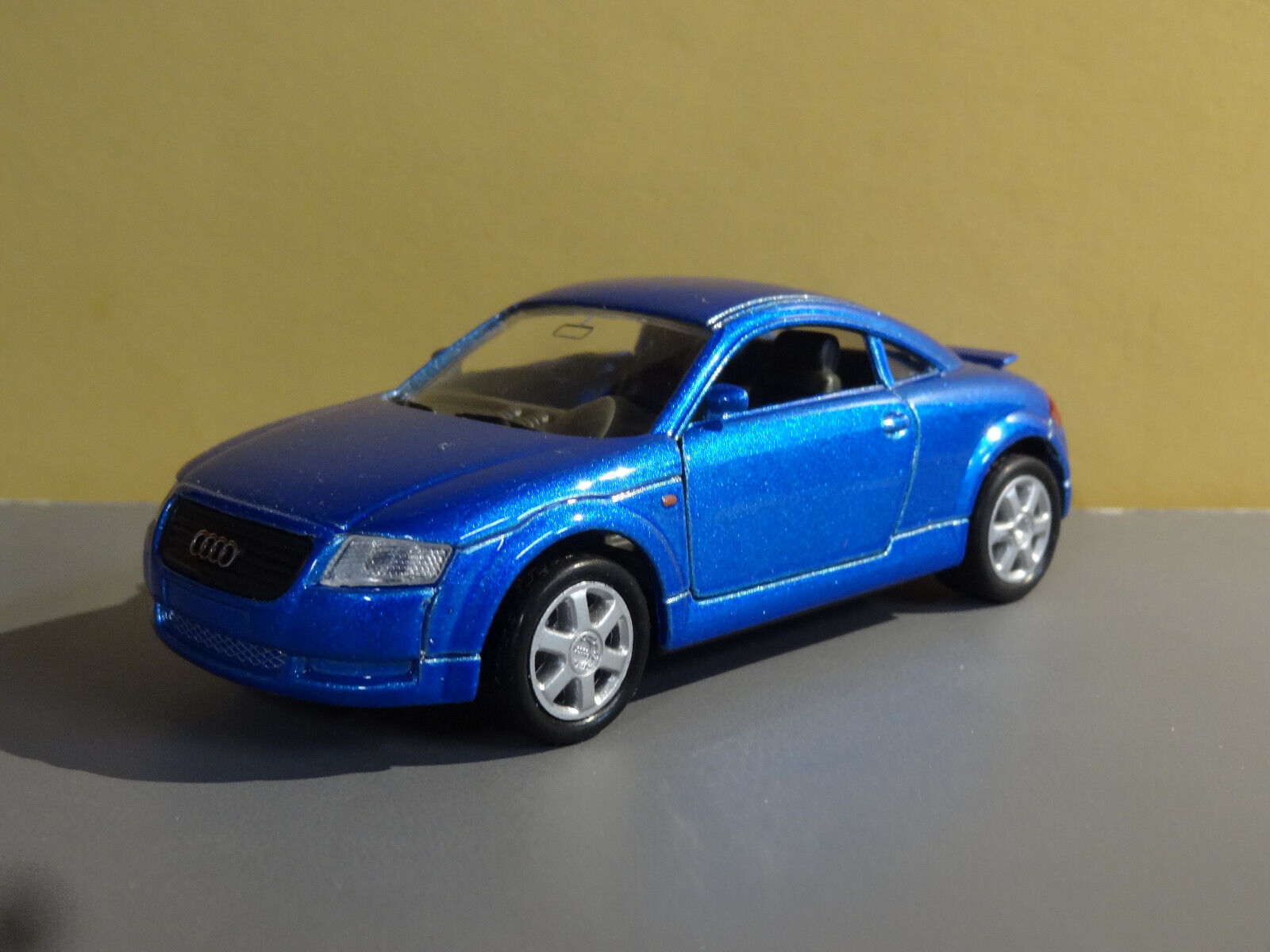 1ST GEN 1998-2006 BLUE AUDI TT SPORTS CAR 1/43 SCALE DIECAST DIORAMA MODEL