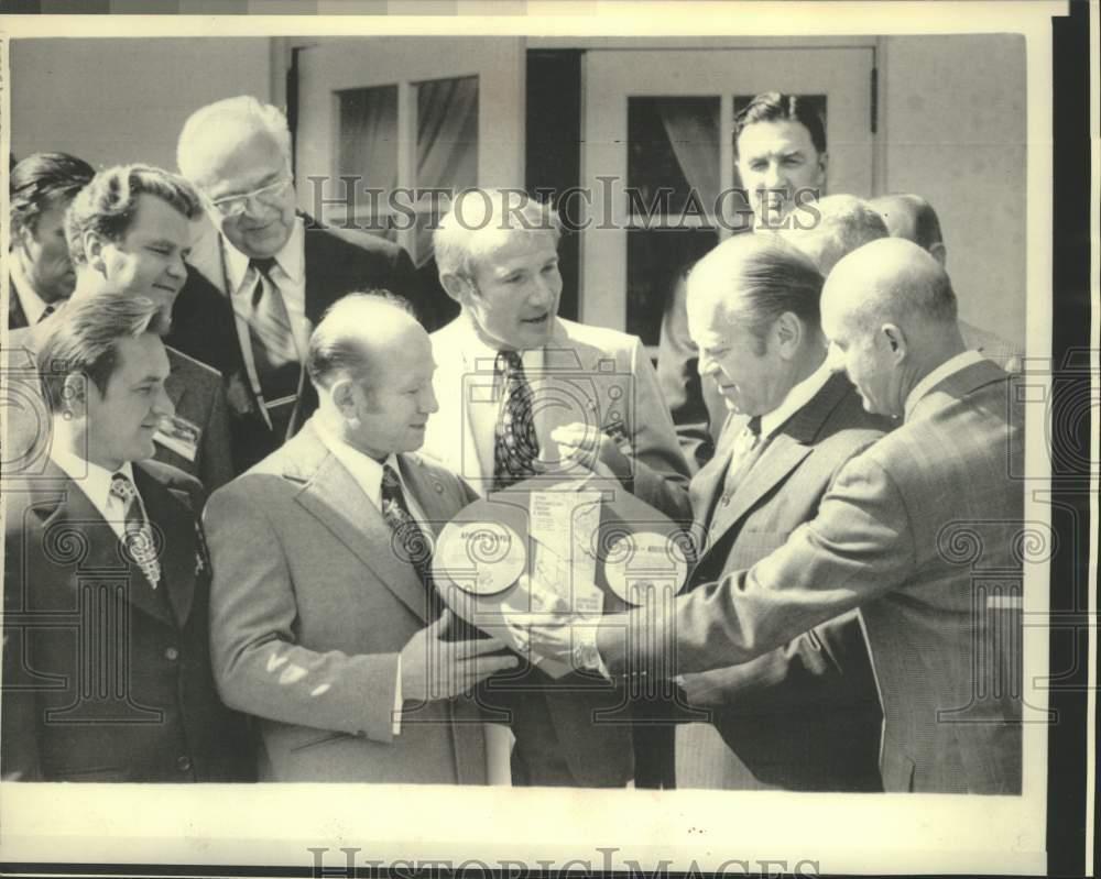 1975 Press Photo President Ford given plaque with Apollo & Soyuz crew patches