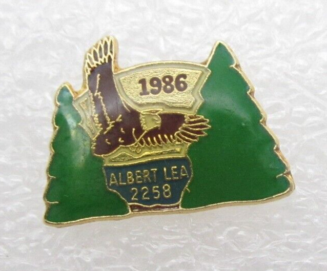 1986 Albert Lea 2258 Flying Bald Eagle Lapel Pin (C593)