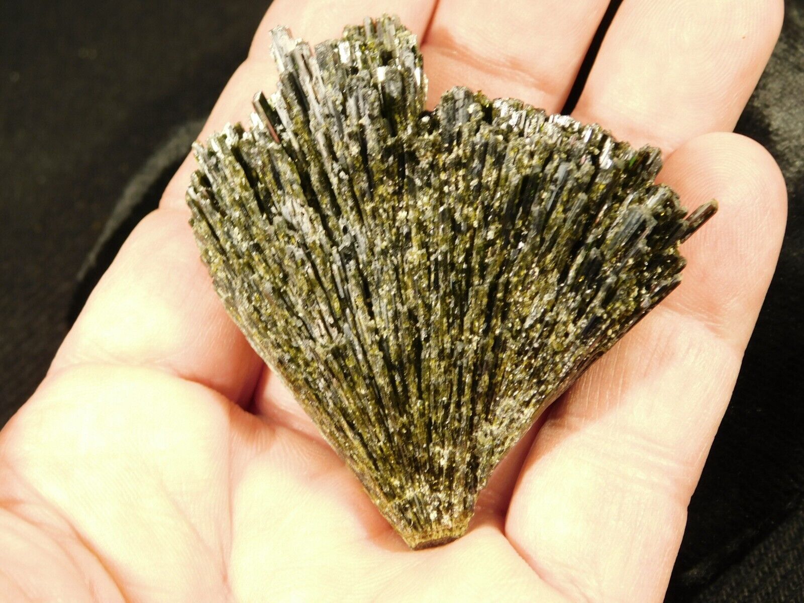 Very Rare Deep GREEN Epidote Crystal SPRAY Cluster Peru 97.3gr
