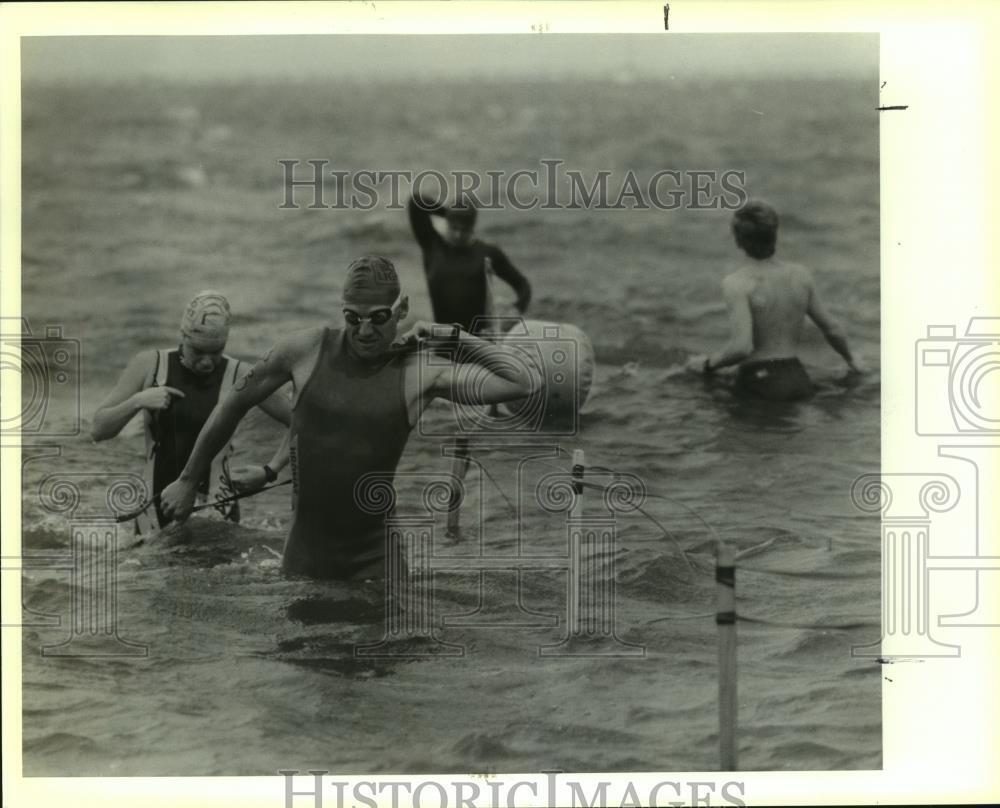 1991 Press Photo Swimmers shed their wetsuits during Crawfishman Triathlon