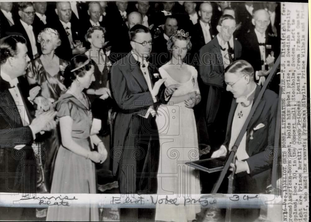 1948 Press Photo T.S. Eliot holds his Nobel prize as Swedish royalty applaud