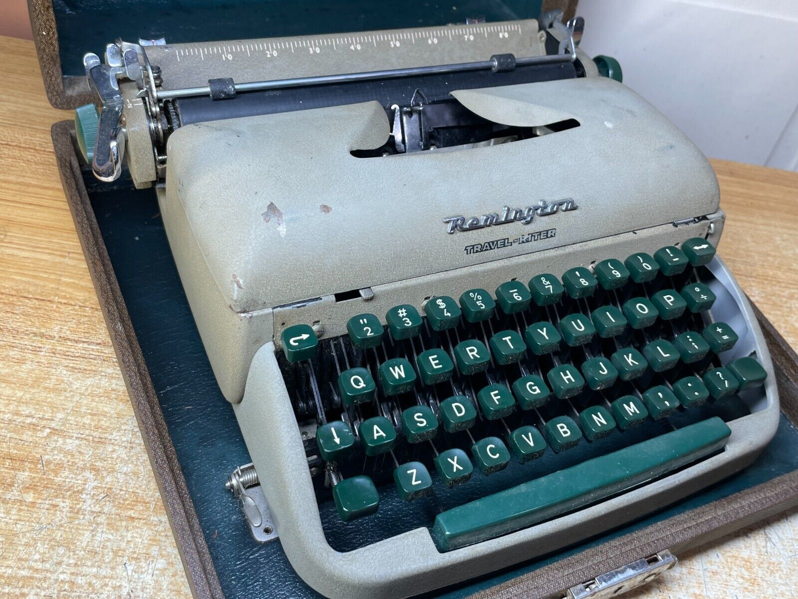 1956 Remington Travel-Riter Working Portable Typewriter w New Ink Math Symbols