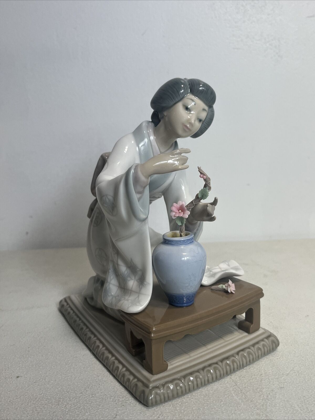Beautiful Vintage Lladro Porcelain Japanese Girl Decorating Figurine