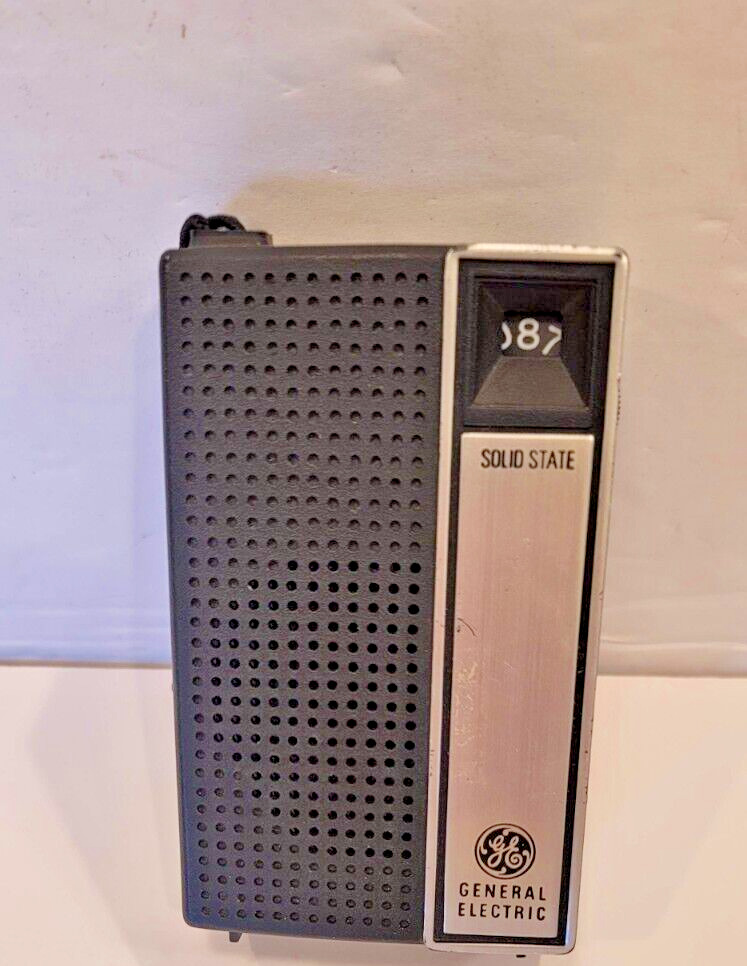 Vintage 1979 GE Solid State Portable Radio  Model 7-2750C with Battery