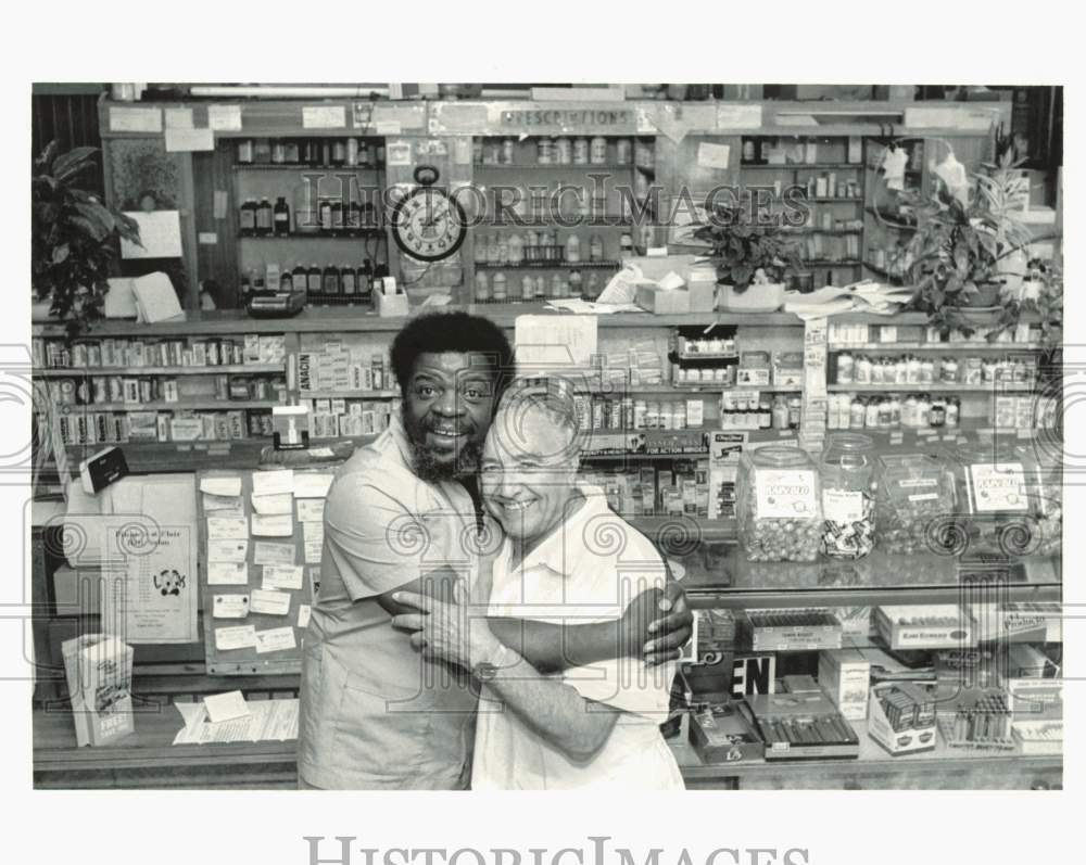 1992 Press Photo William Archie hugs Seymour Fox at Harlem Drugs on 7th Avenue