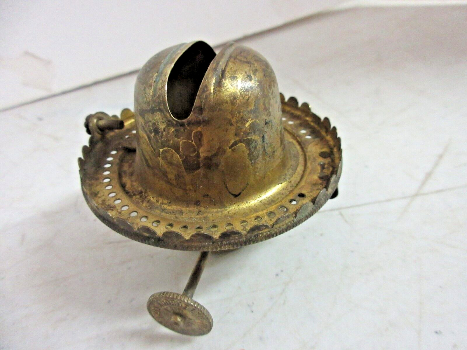 ANTIQUE P&A PLUME & ATWOOD BRASS #2 OIL LAMP LIP BURNER WITH SET SCREW