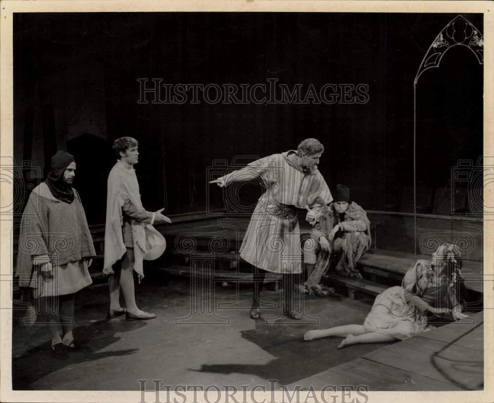 1970 Press Photo Actors in Theatrical Production of \