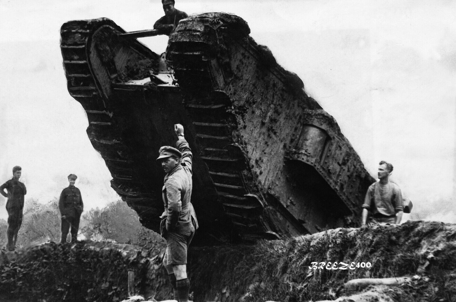 WW I PHOTO/ 1918 BRITISH TANK IN THE TRENCHES/4X6 B&W Photo Reprint