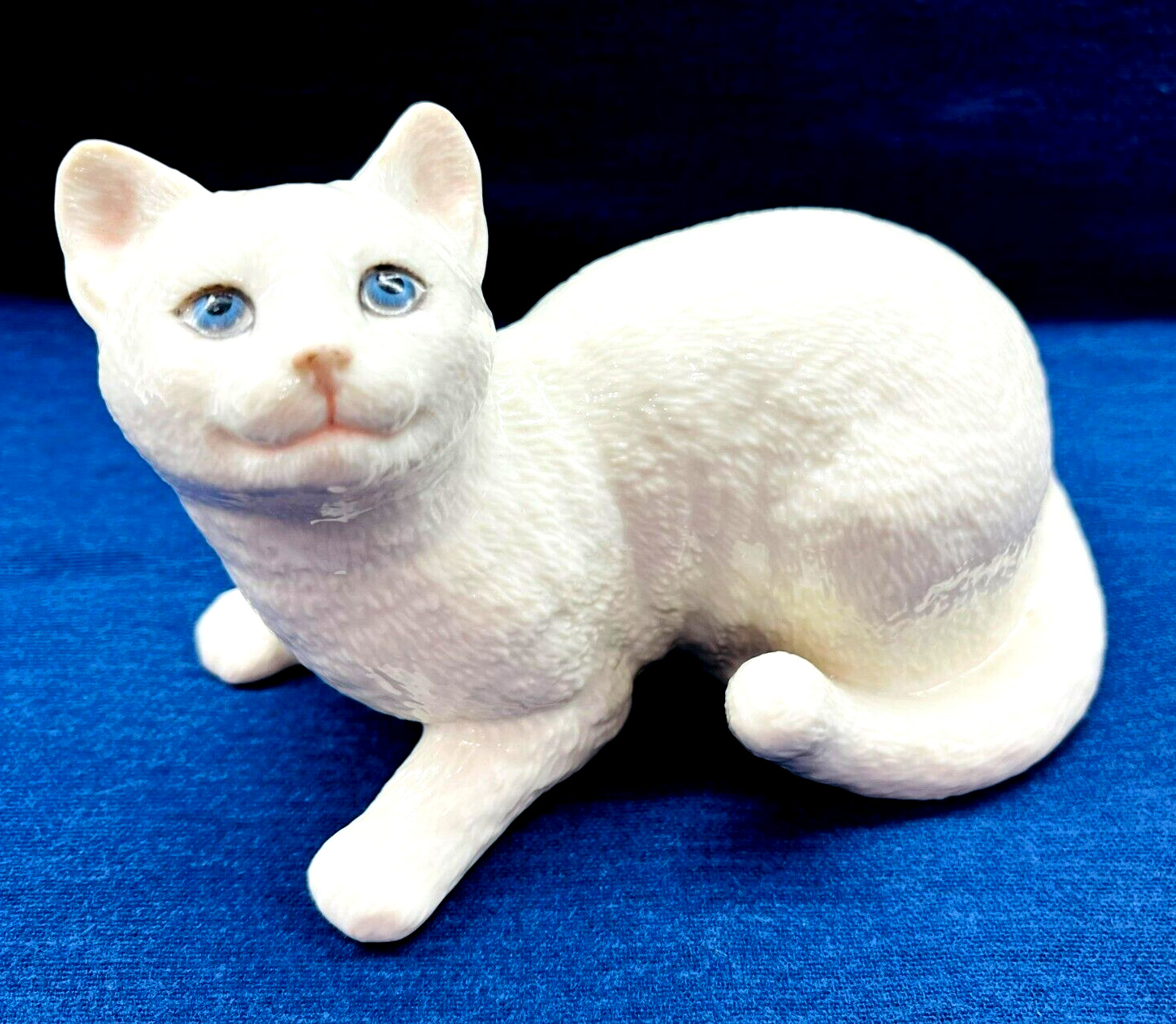 New Lenox Delicious Dilemma Porcelain Cat Figurine Statue White Blue Eys 5.5