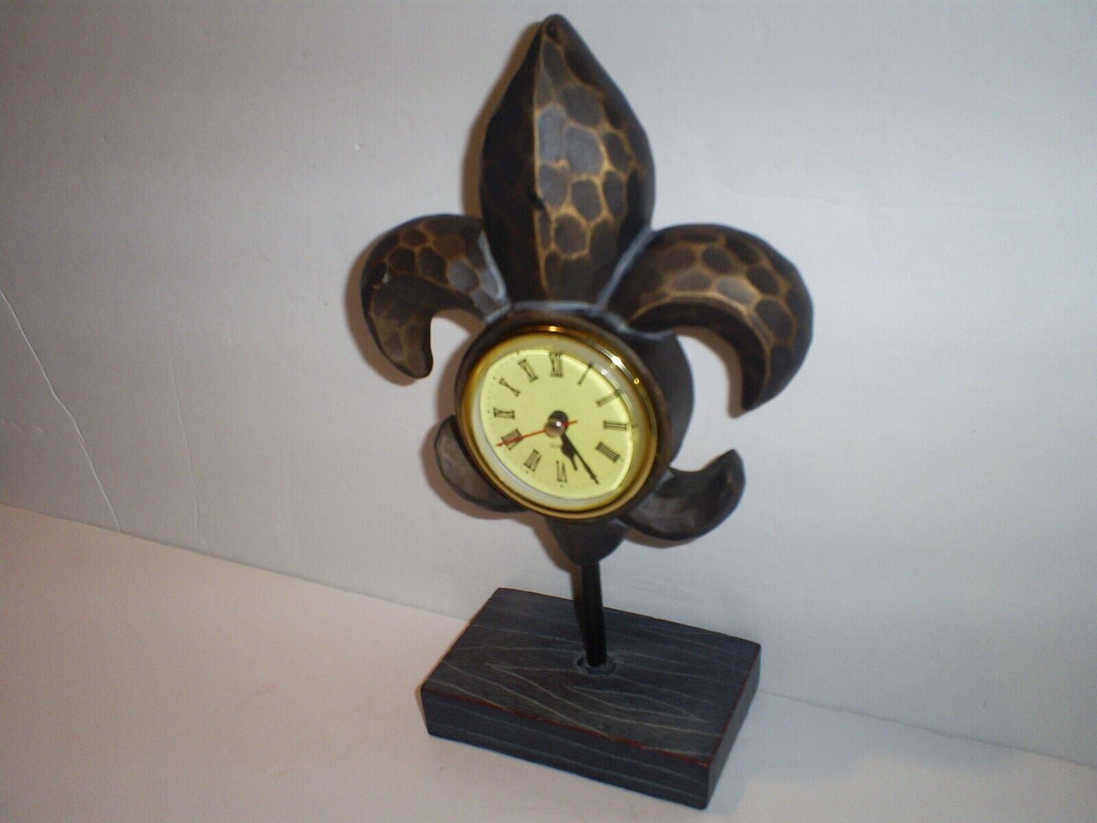 Beautiful Vintage Le Fleur-de-Lis Desk Clock
