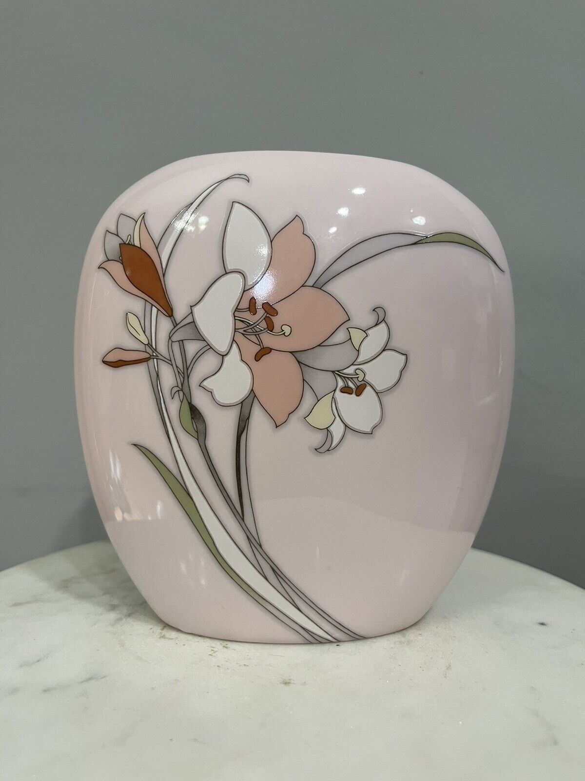 Vintage 1980’s Postmodern Yamaji Japanese Pink Vase w/ Gold Trim & Lily Flowers