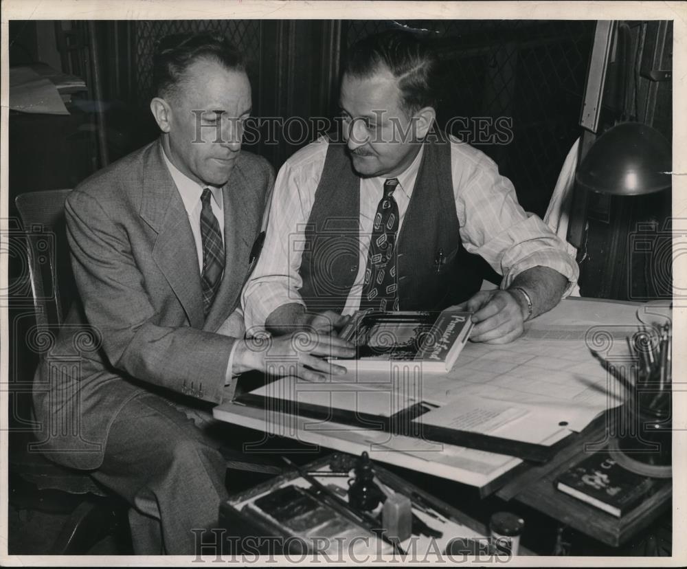 1945 Press Photo Stewart Holbrook and Ernest Richardson - ora37316