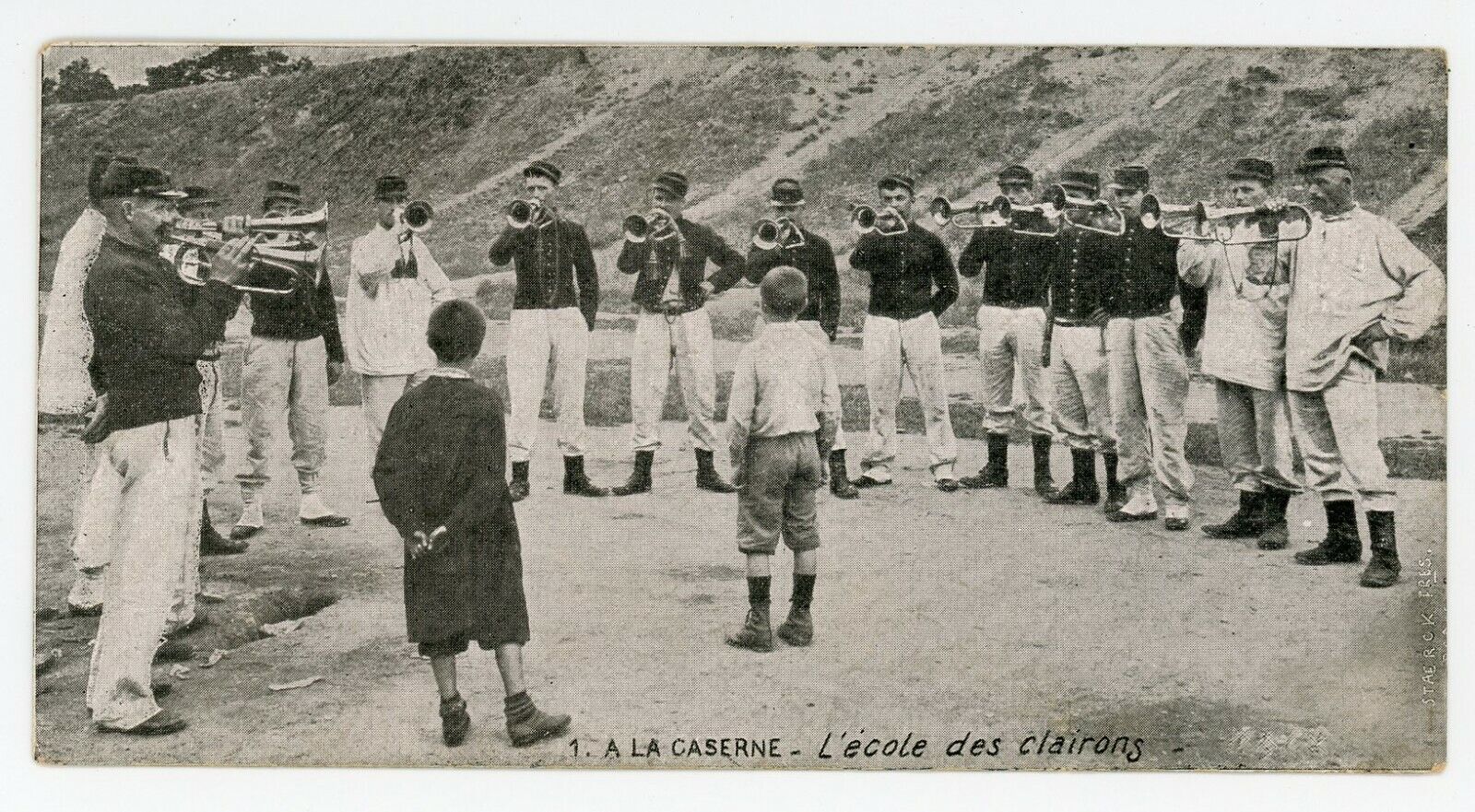 A la Caserne l\'École des Clairons FRANCE 1914-18 Carte Postale Signet Staerck 1