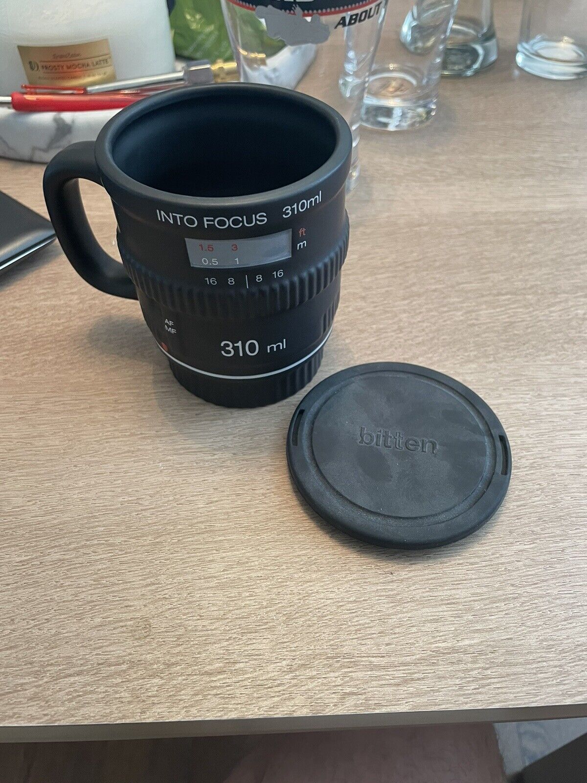 INTO FOCUS CAMERA LENS MUG - Tea Coffee Ceramic Cup Mug Silicone Lid Bitten NIB