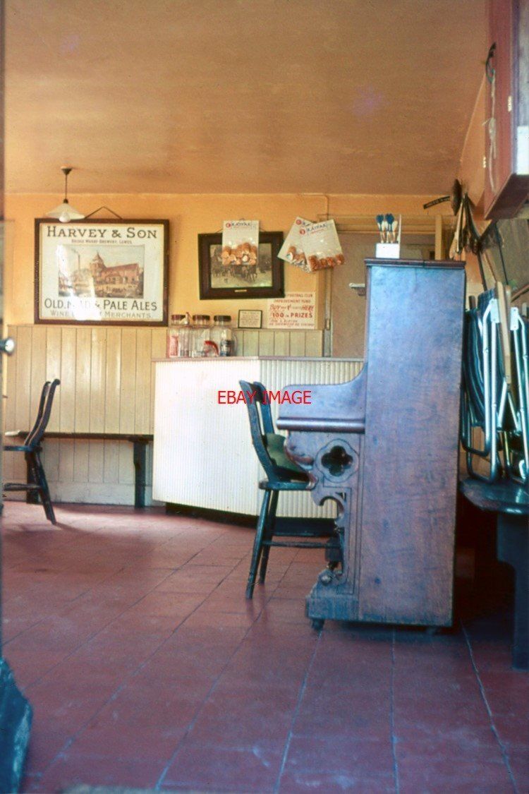 PHOTO  1979 BERWICK SUSSEX THE INTERIOR OF THE CRICKETERS VIEWED FROM THE DOORWA