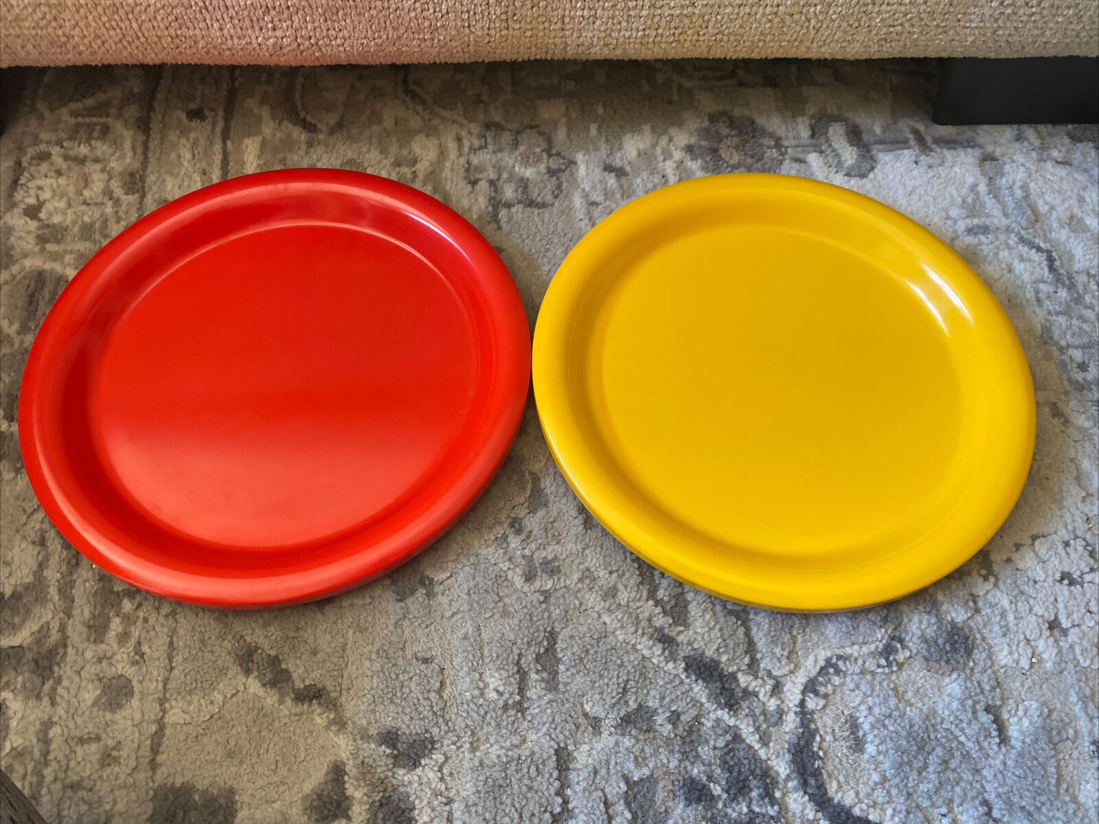 Vintage Ingrid Ltd. Chicago 10” 2 Pc Lot Yellow & Red Deep Plates  Stackable EUC