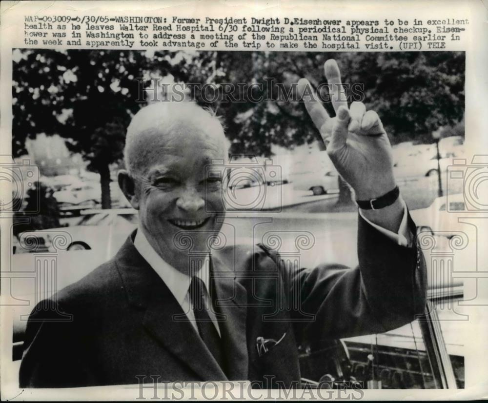 1965 Press Photo Former President Eisenhower leaves Walter Reed Hospital in DC