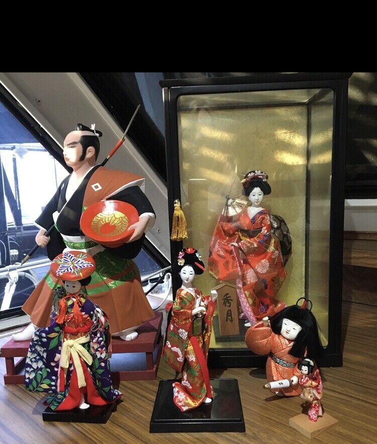 Japanese Figurines Hand Painted Collection (6) pcs Samurai Geisha Cases Stands