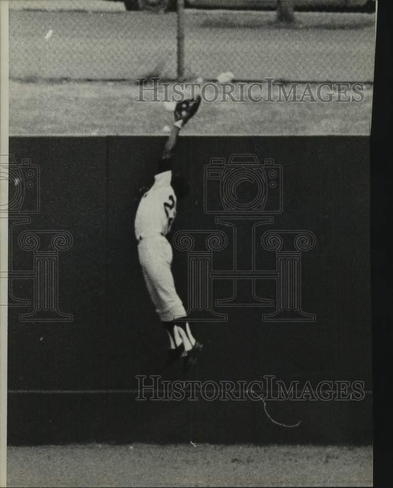 1970 Press Photo Houston Astros\' Jim Wynn Leaps For Swoboda\'s Homer - lrs05854