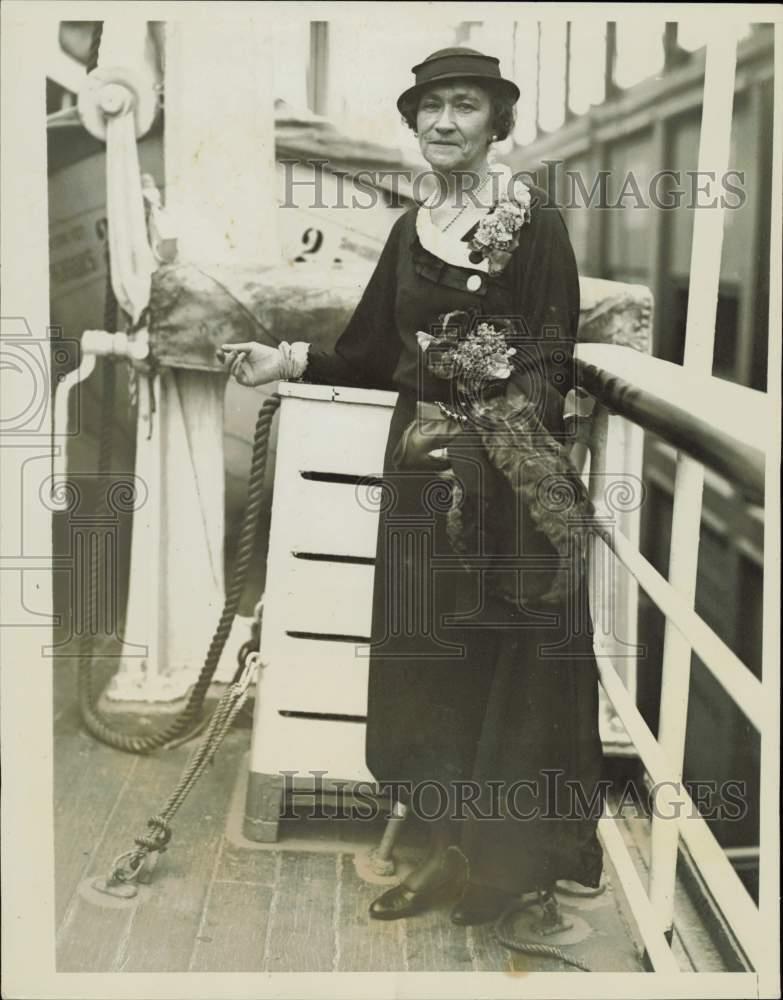 1933 Press Photo Mrs. Luther Breck aboard S.S. Santa Teresa - nei06947