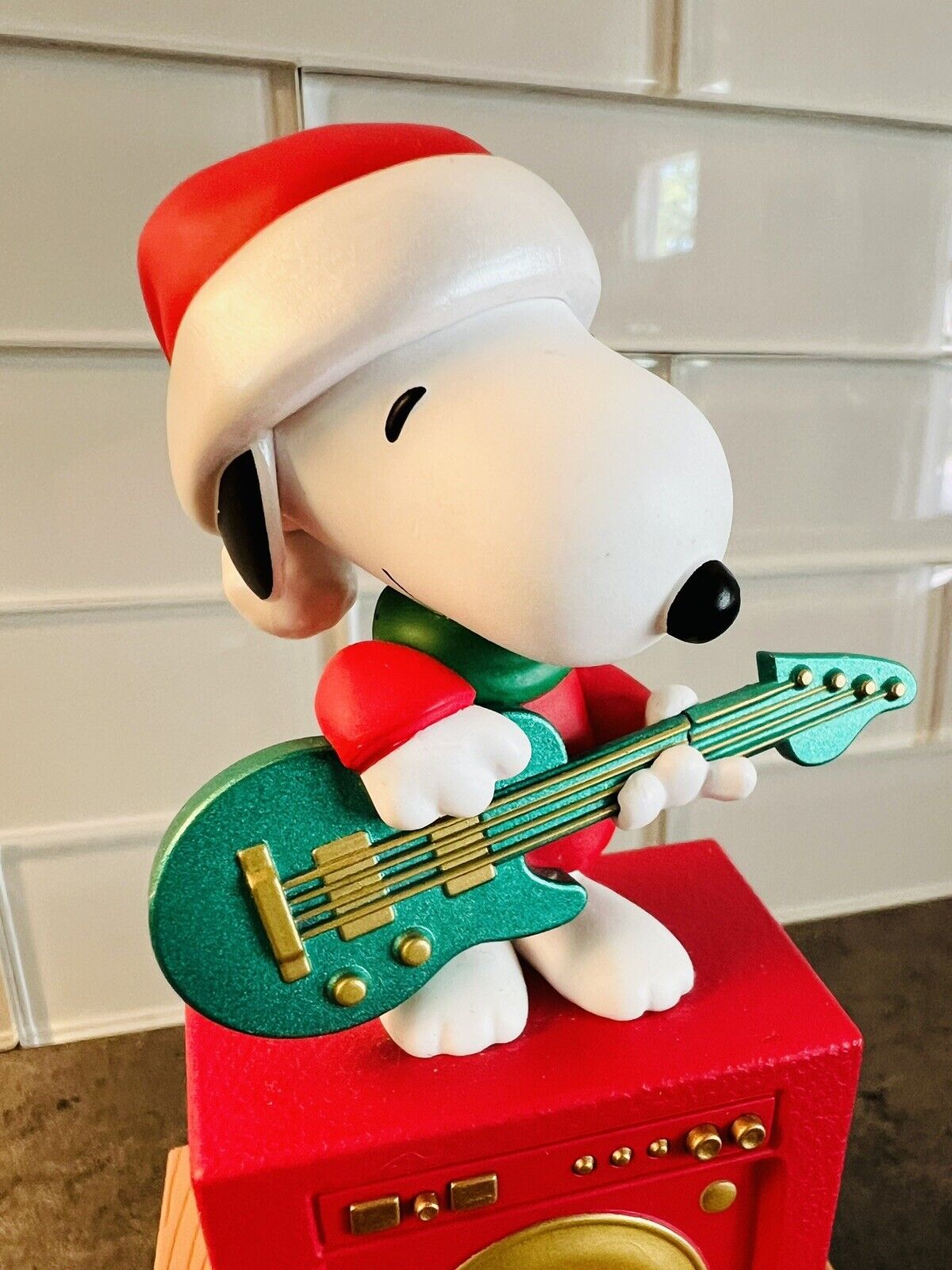 Hallmark Wireless Peanuts Christmas Band Snoopy Playing Guitar 2011 TESTED Works