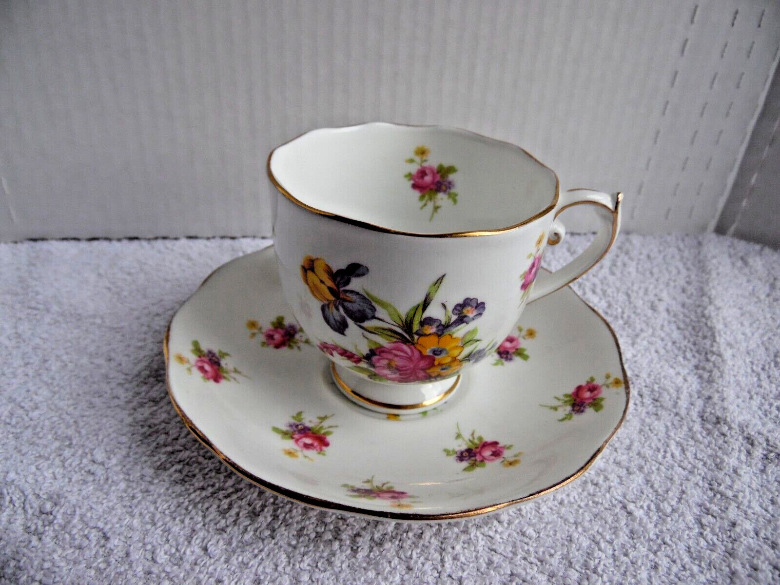 Roslyn Rosemary Tea Cup Fine Bone China England Cabbage Rose Iris Bouquet 8472