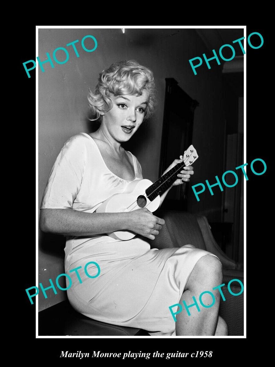 OLD HISTORIC PHOTO OF MOVIE STAR MARILYN MONROE PLAYING THE GUITAR c1958