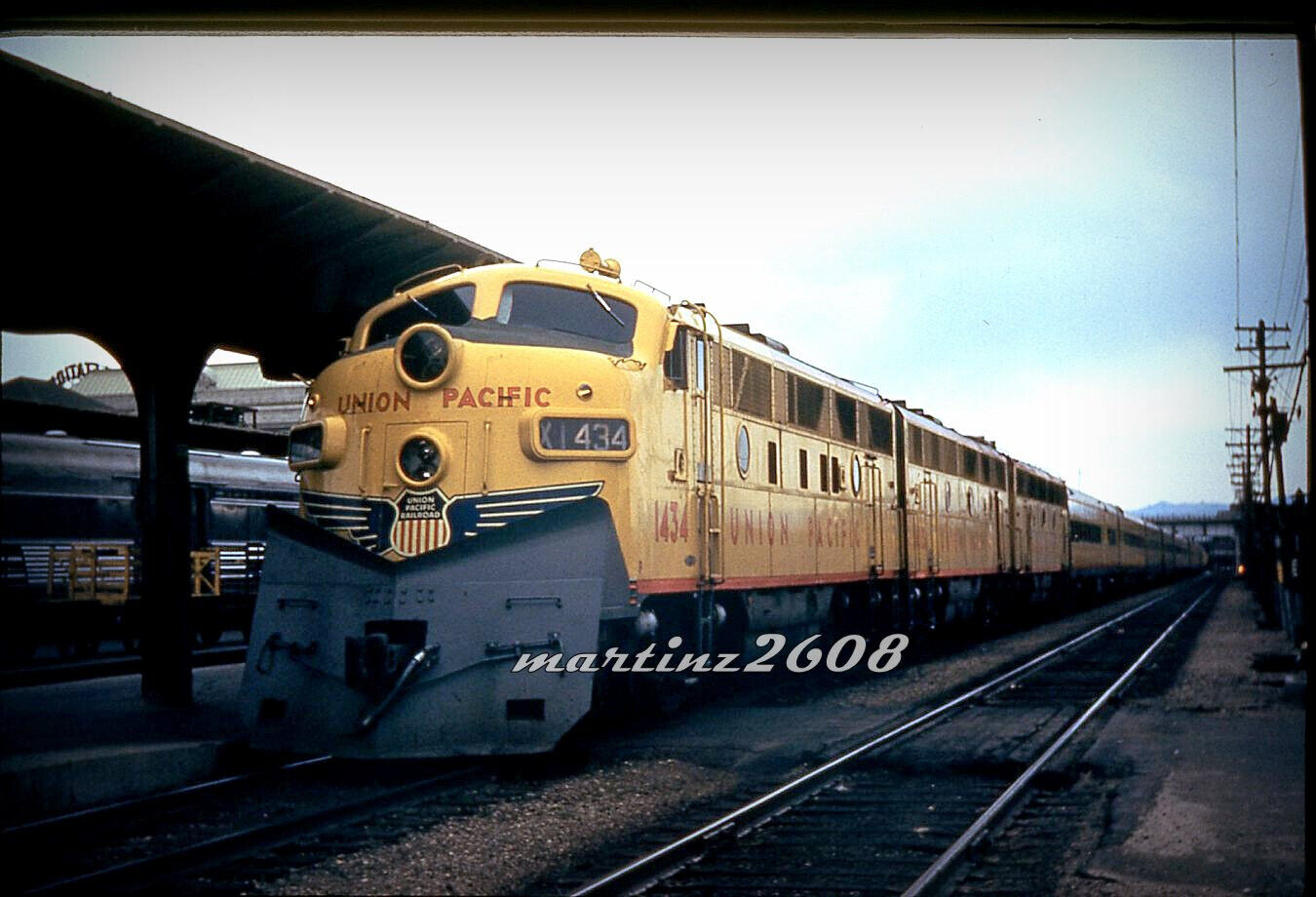 (MZ) DUPE TRAIN SLIDE UNION PACIFIC (UP) 1434 W/ TRAIN IN STATION