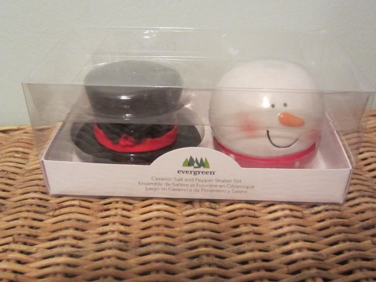 NIB/Snowman Head & Hat Salt & Pepper Shakers/Adorable/Ceramic/BRAND NEW/SEALED