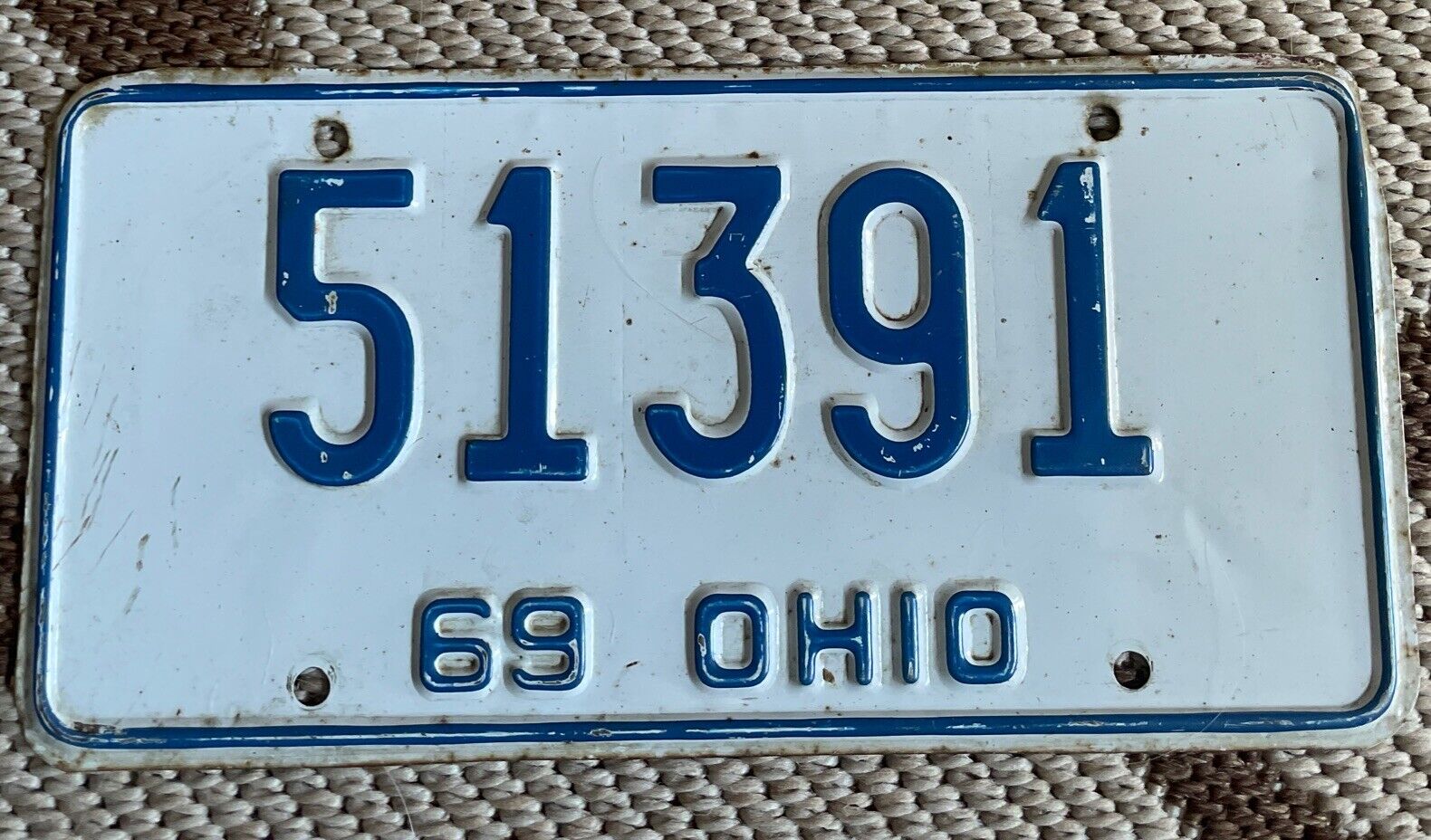 VTG 1969 Ohio License Plate White Blue Garage Man Cave Wall Decor 51391 Good