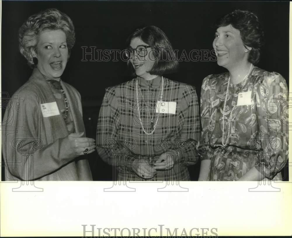1986 Press Photo Anne Binns chats with women at Professional Women Discussion