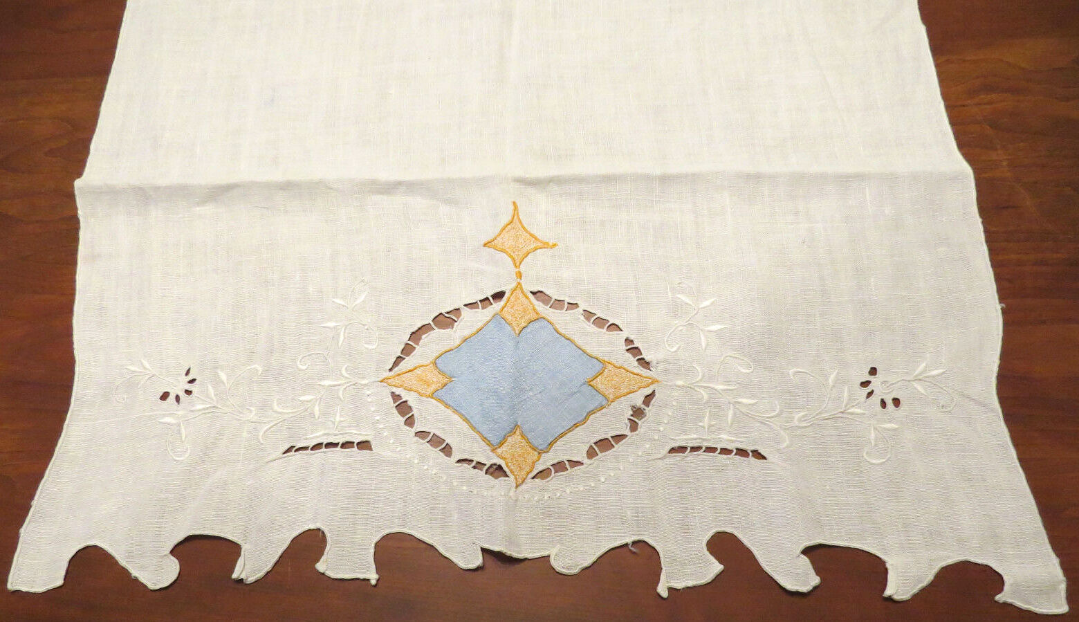 Vintage Linen Hand Towel Applique Embroidered Design 19 1/2 x 33 Inches