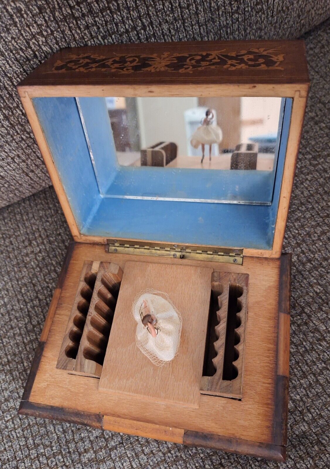 Nice Vintage Dancing Ballerina Cigarette Holder Dispenser Wooden Case Music Box