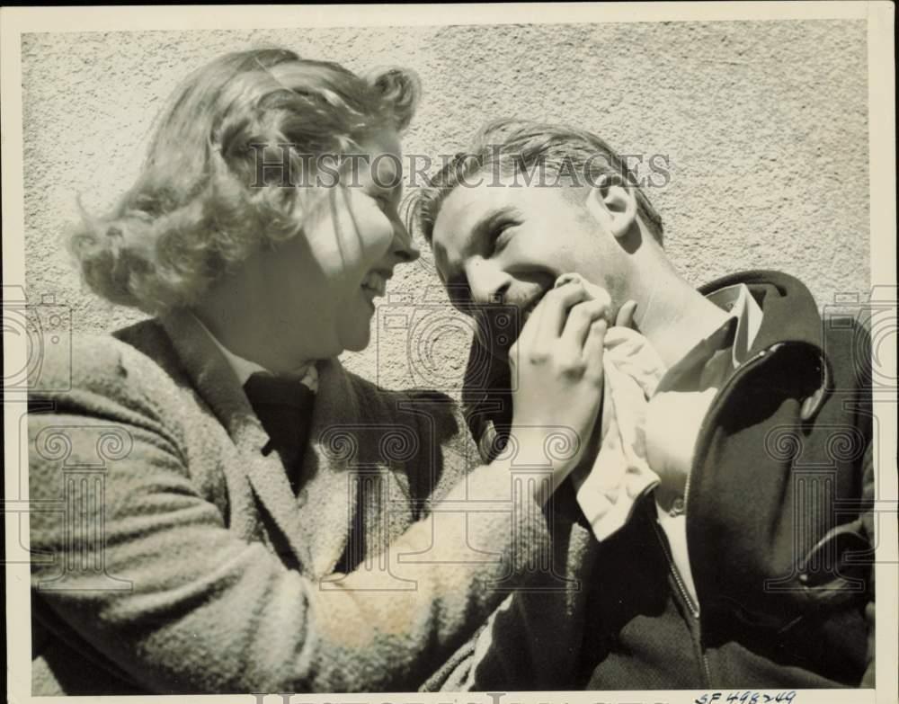 1939 Press Photo California student has lipstick removed after kissing 40 girls